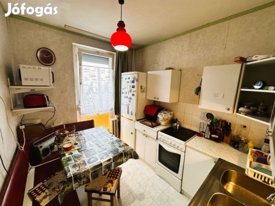 Pécs-Kertvárosban 75 m-es, 3 szobás, erkélyes lakás eladó!