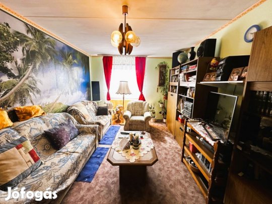 Pécs-Kertvárosban 75 m-es, 3 szobás, erkélyes lakás eladó!