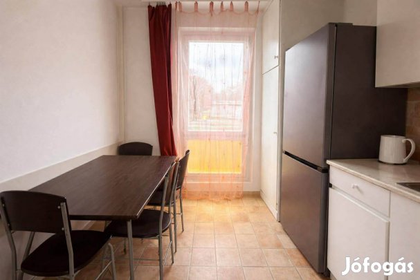 Pécs-Kertvárosban első emeleti lakás eladó