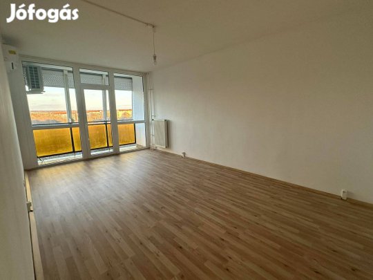 Pécs-Kertvárosban nagy erkélyes lakás eladó