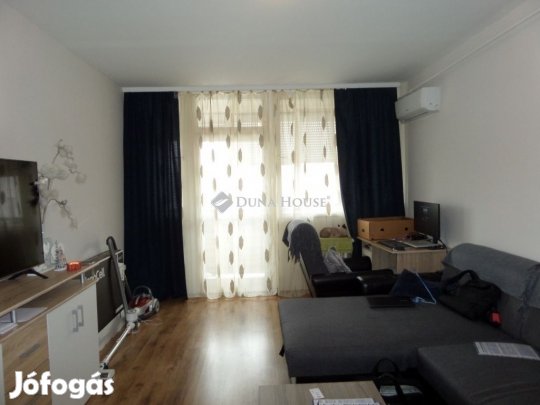 Pécs Malomvölgyi úton 2 szobás felújított lakás eladó