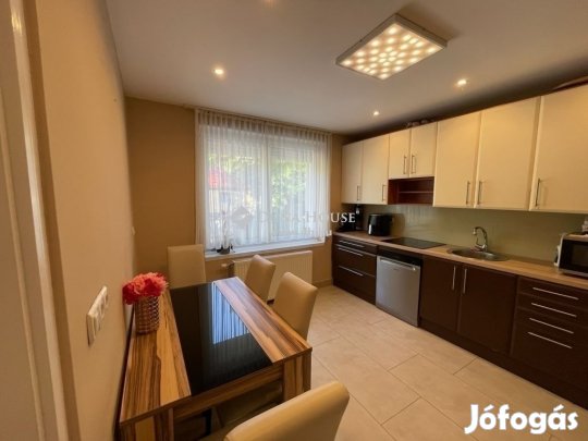 Pécs Mecsekoldalban 2 generációnak alkalmas családi ház eladó