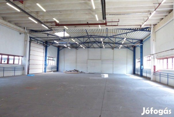 Pécs Nyugati ipari részen felújítás alatt lévő 1200 m2-es csarnok kisz
