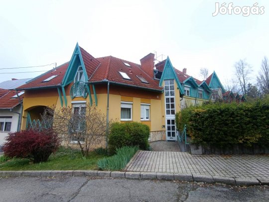 Pécs-Papkert utcában erkélyes lakás eladó