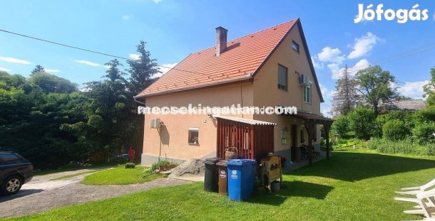 Pécs Postavölgyben a Körömvirág utcában eladó családi ház