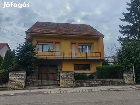Pécs-Rigóderben két szintes családi ház eladó