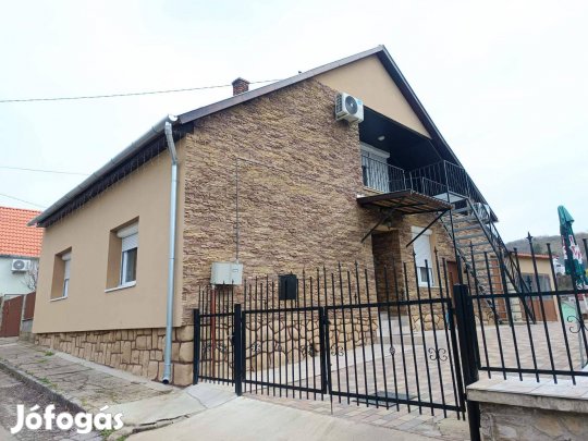 Pécs-Szabolcsfalun felújított 2 szintes családi ház eladó