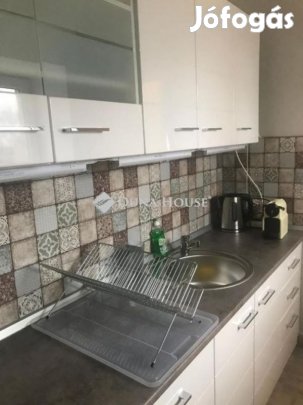 Pécs-Székesegyházzal szemben-felújitott studió lakás