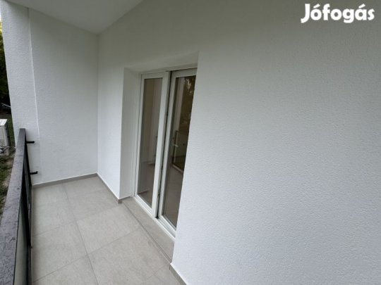 Pécs-Uránvárosban 2 szobás felújított lakás eladó!