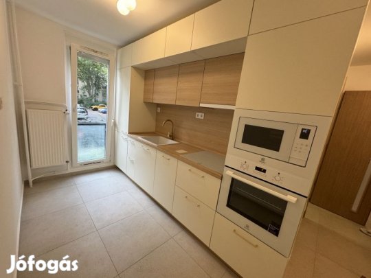 Pécs-Uránvárosban 2 szobás felújított lakás eladó!