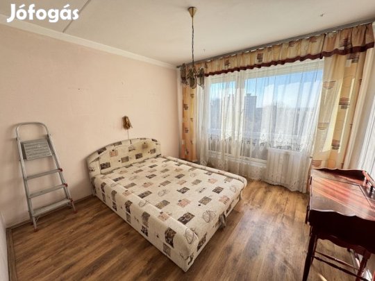 Pécs- Aidinger János utcában kétszobás, erkélyes lakás!