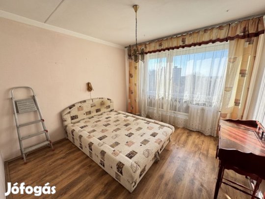 Pécs- Aidinger János utcában kétszobás, erkélyes lakás!