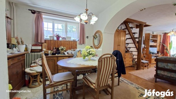 Pécs, Damjanich utcában családi ház eladó-Befektetésnek is!