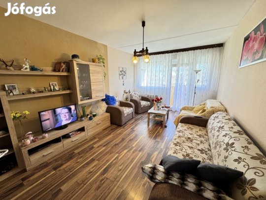 Pécs- Kertvárosban eladó egy 2 szobás, erkélyes lakás!