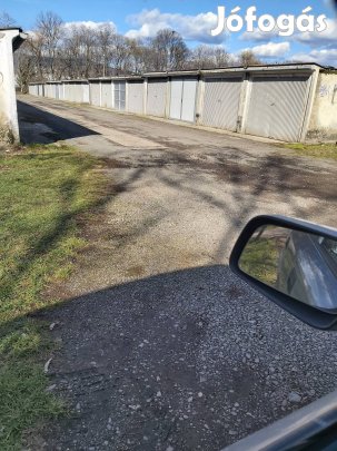 Pécs, Kertvárosban garázs kiadó