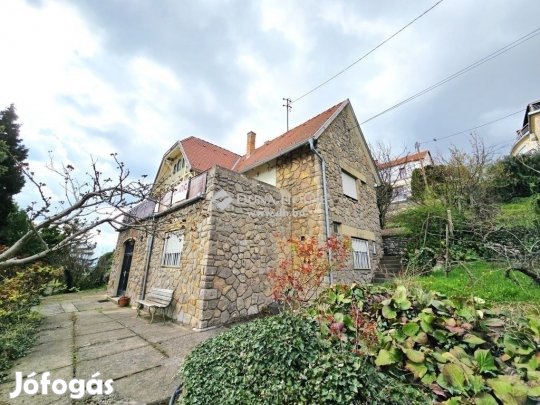 Pécs  Mecsekoldalon panorámás családi ház 1600 nm-es telken eladó