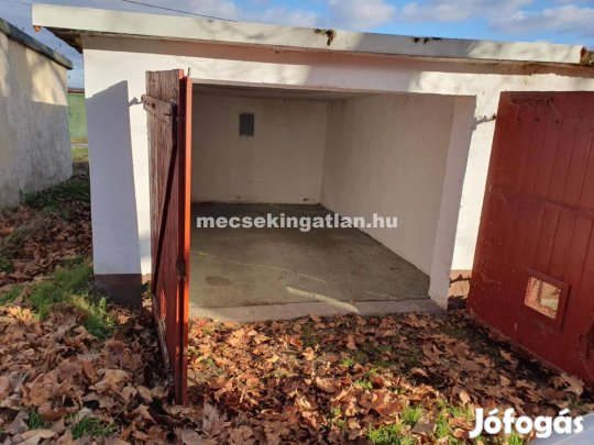 Pécs, Meszesi iskolánál garázs eladó