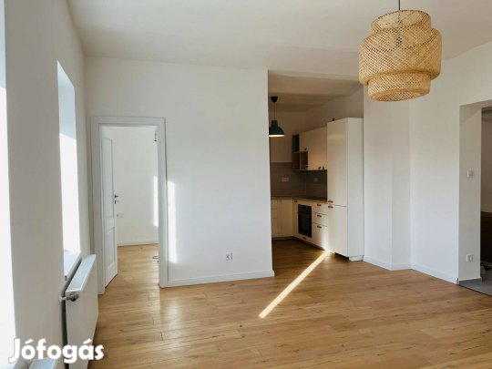 Pécs, Surányi Miklós utcában 1,5 szobás tégla lakás