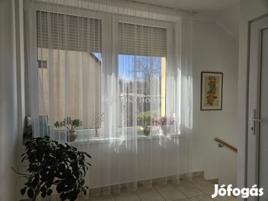 Pécs - Havihegyen háromszintes, igényesen felújított családi ház