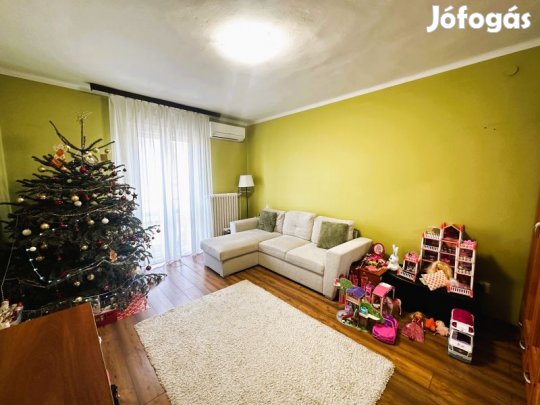 Pécs belvárosában a Jókai utcában  57 m2 tégla lakás eladó.