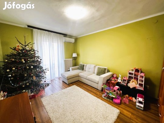 Pécs belvárosában a Jókai utcában  57 m2 tégla lakás eladó.