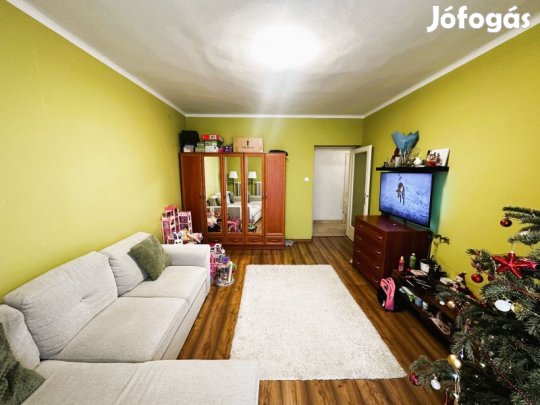 Pécs belvárosában a Jókai utcában  57 m2 tégla lakás eladó.