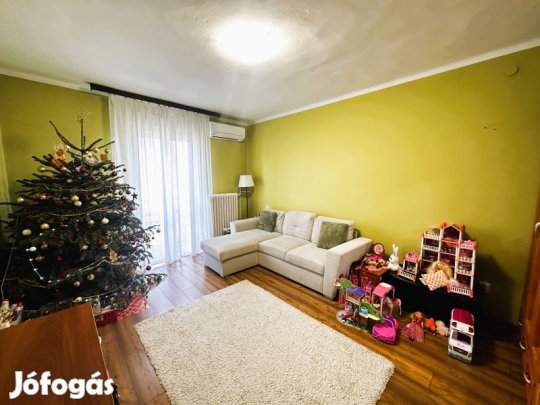 Pécs belvárosában a Jókai utcában  57 m2 tégla lakás eladó.