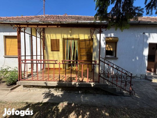 Pécselyen Bővíthető családi ház eladó!