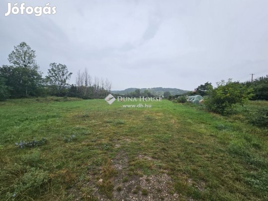 Pécselyi 3000 nm-es telek eladó