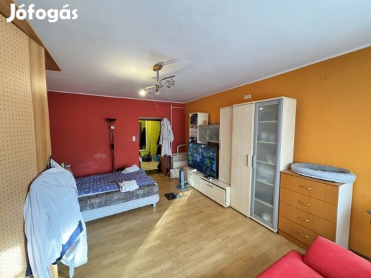 Pécsen, Kolozsvár utcában 2 szobás lakás eladó