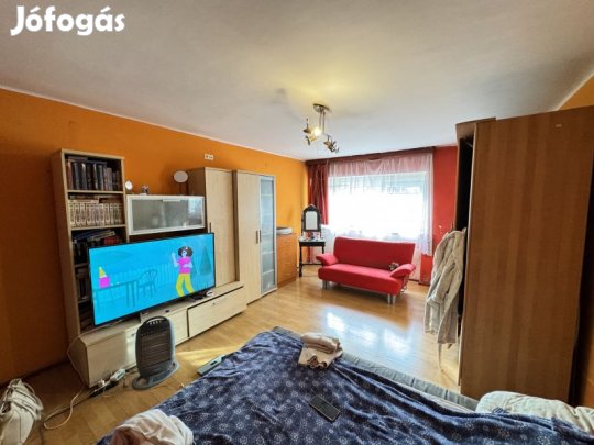 Pécsen, Kolozsvár utcában 2 szobás lakás eladó