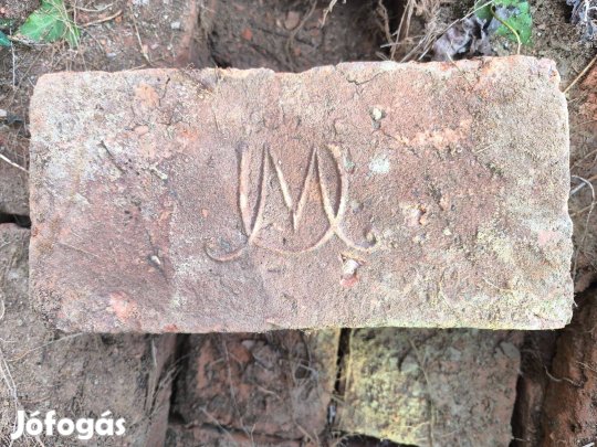 Pecsétes nagyméretű tégla