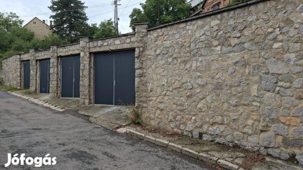 Pécsett, Egyetemvárosban a Pacsirta utcában önálló garázs eladó