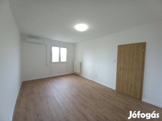 Pécsett, Uránváros közkedvelt részén felújított lakás eladó!