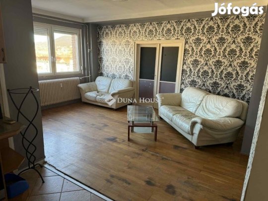 Pécsett, az Esztergár Lajos utcában eladó egy 7. emeleti lakás