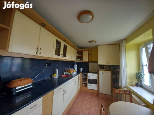 Pécsett a Csákány utcában ikerház rész zöldövezeti részen eladó!