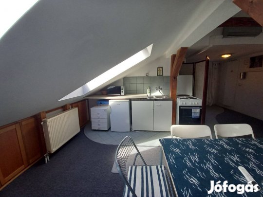 Pécsett a Fenyves soron téglalakás kiadó!