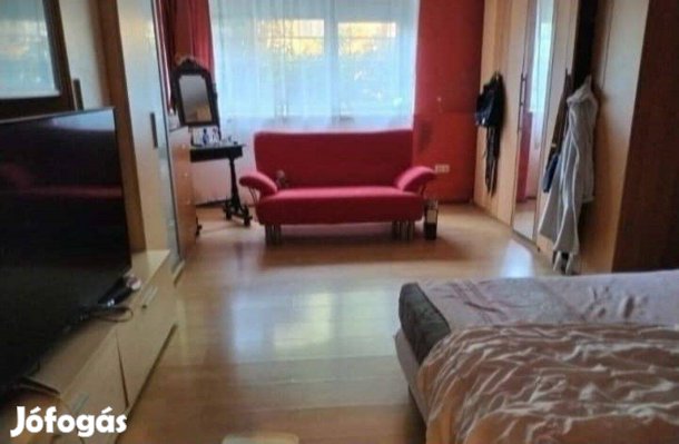 Pécsett a Kolozsvár utcában 2 szobás téglalakás eladó!