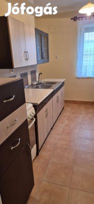 Pécsett a Komlói úton földszinti téglalakás kiadó!