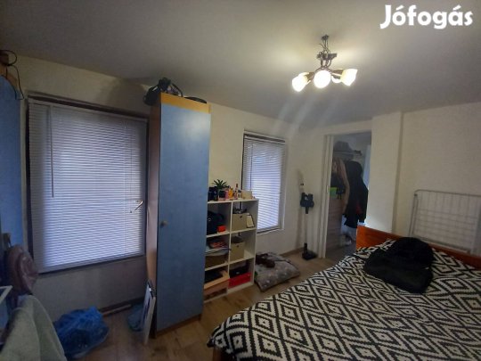 Pécsett a Mohácsi úton kis családi ház eladó!