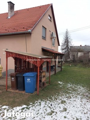 Pécsett a Postavölgyben eladó 2 szintes családi ház