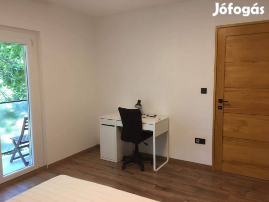 Pécsett a Szőnyi Ottó utcában erkélyes panellakás kiadó!