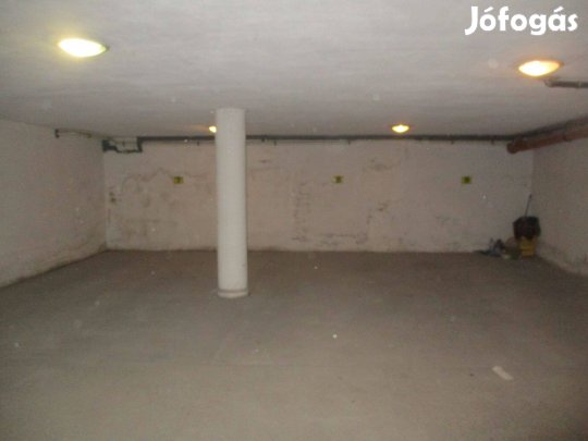 Pécsett a belváros szélén Alkotmány utcában teremgarázs eladó