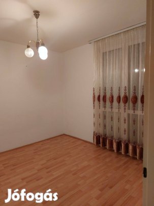 Pécsett az Ajtósi Dürer utcában földszinti, erkélyes lakás kiadó!