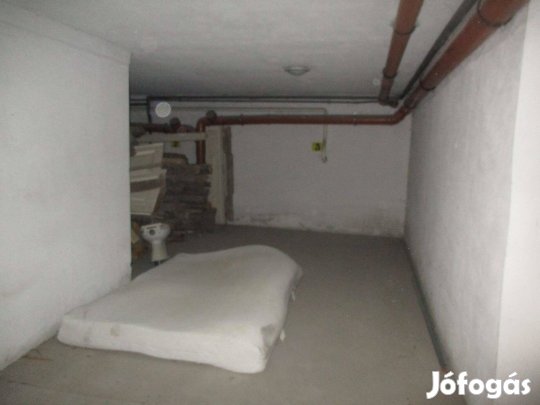 Pécsett az Alkotmány utcában teremgarázs hely eladó