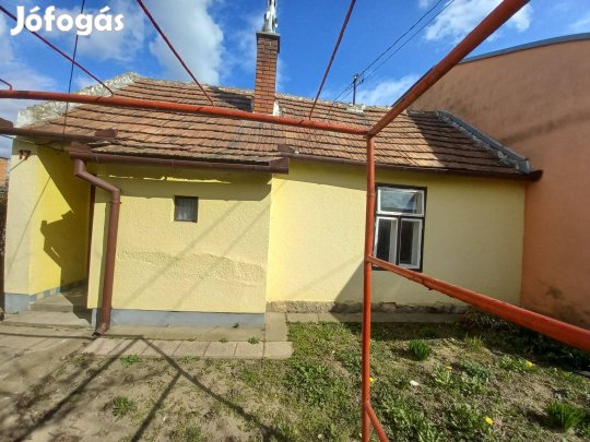 Pécsett az Álmos utcában eladó kis ház saját udvarral!
