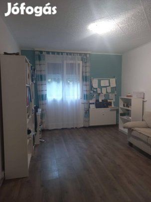 Pécsett az Enyezd utcában harmadik emeleti panellakás eladó!