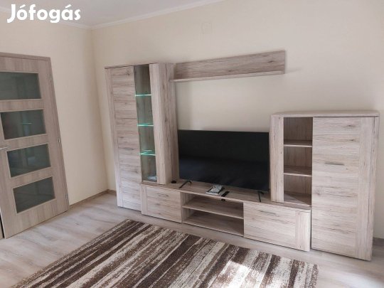 Pécsett az Építők útján felújított, erkélyes panellakás kiadó!