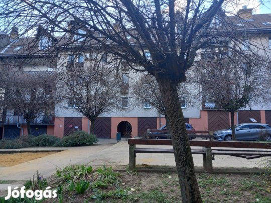 Pécsett belvárosban Farkas István utcában önálló zárt garázs eladó!