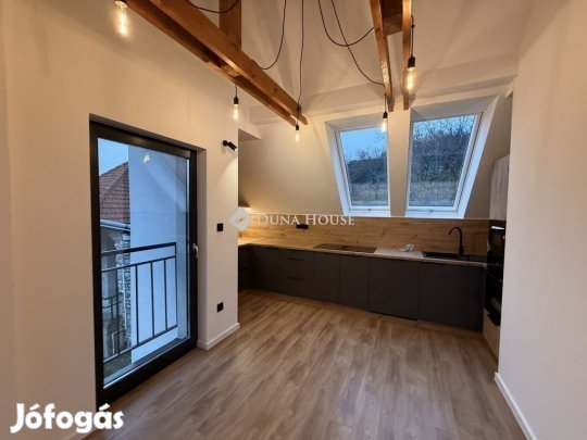 Pécsett eladó PANORÁMÁS, 2/2.emeleti, teljeskörűen felújított lakás.